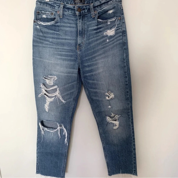Abercrombie & Fitch High Rise Annie Distressed Girlfriend Jean Size 2/26 - Picture 1 of 9